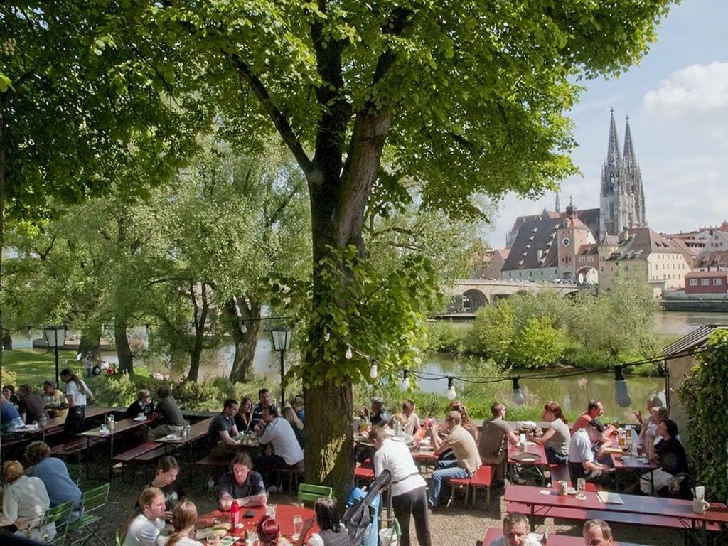 Schloss Weichs zu Regensburg mit 1-2Schlafzimmer Parkplatz Internet 60qm Zentrum Exterior foto